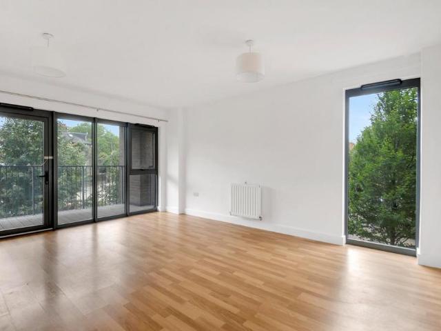 Flat for sale in Stoke Newington, Greater London