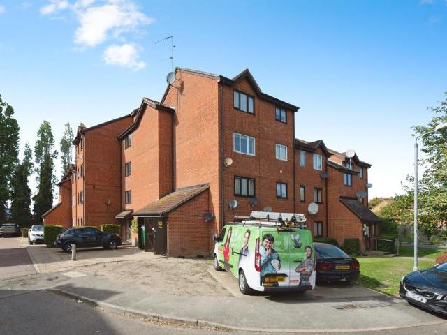 Flat for sale in Grays, Essex