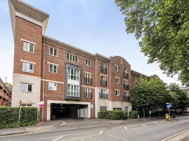 Flat for sale in Bray Wick, Maidenhead