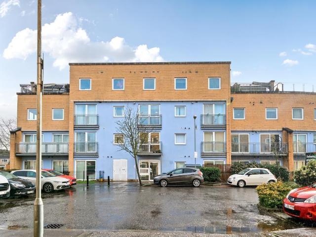 Flat for sale in London Borough of Hounslow, Greater London