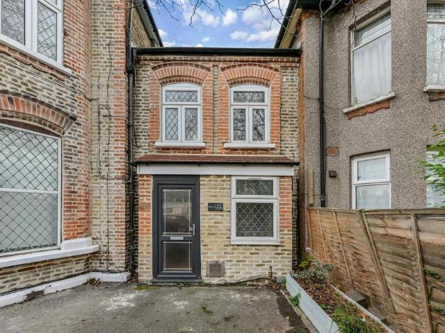Flat for sale in Seven Kings, Greater London
