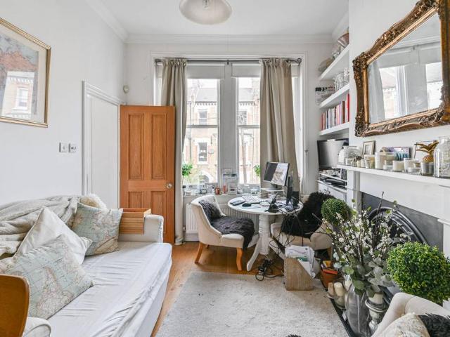 Flat for sale in Clapham, Greater London