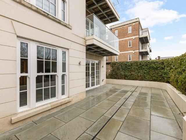 Flat for sale in Merry Hill, Hertsmere
