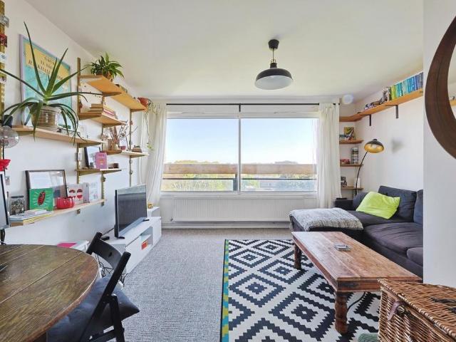 Flat for sale in Battersea, Greater London