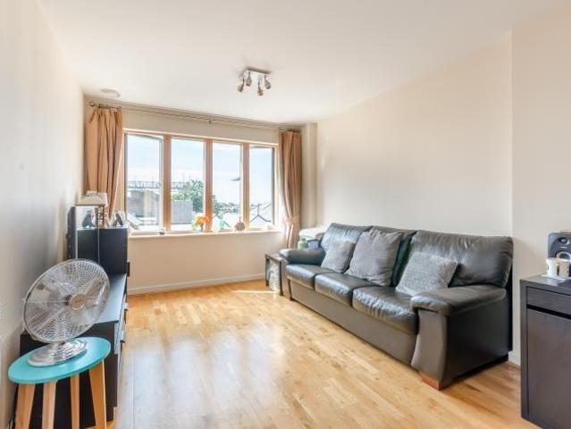 Flat for sale in London Borough of Ealing, Hanwell