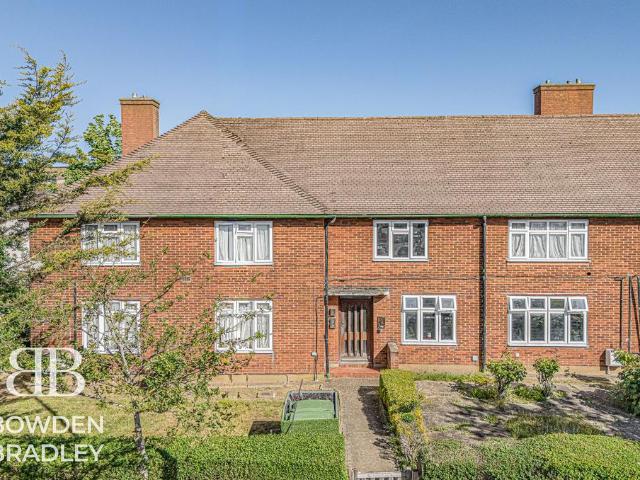 Flat for sale in Hainault, Greater London