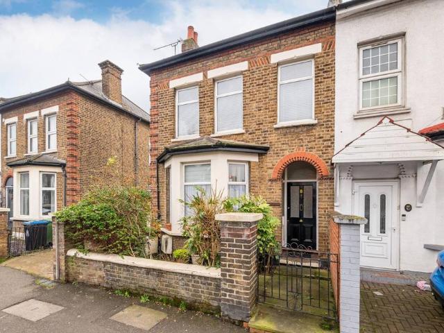 Flat for sale in Motspur Park, Greater London