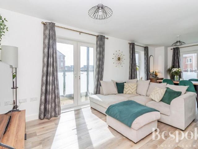 Flat for sale in Shinfield