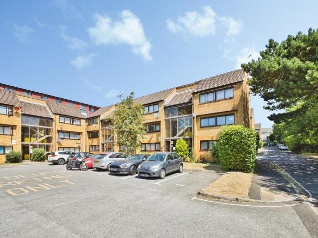 Flat for sale in Yeovil, Somerset