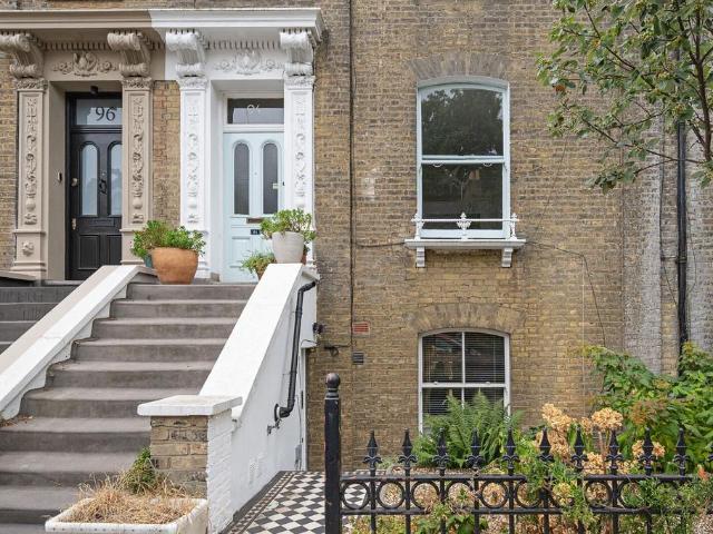 Flat for sale in Shacklewell, Greater London