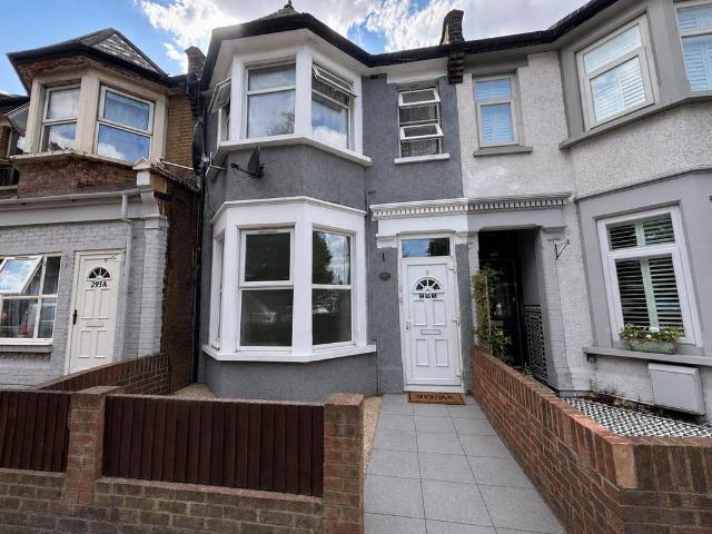 Flat for sale in Chapel End, Highams Park
