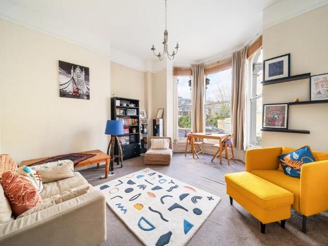 Flat for sale in London Borough of Hounslow, Strand