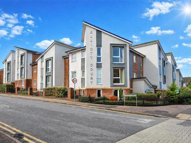 Flat for sale in Dunstable, Bedfordshire