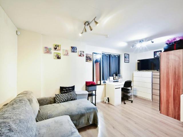 Flat for sale in Midway, Kent