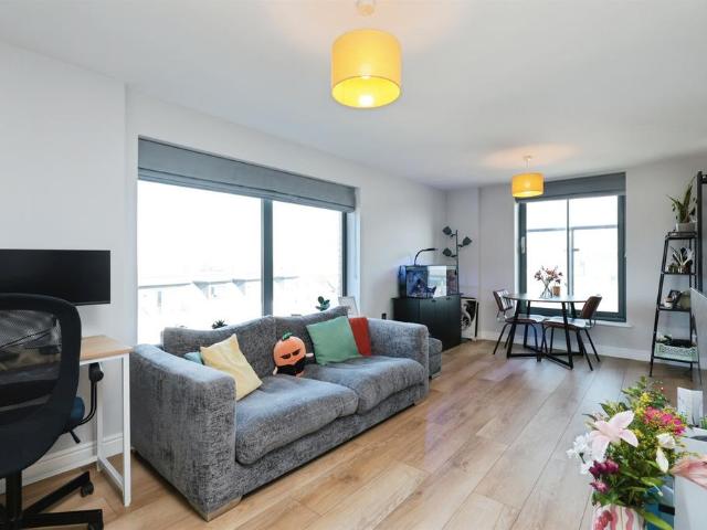 Flat for sale in North Watford, Hertfordshire