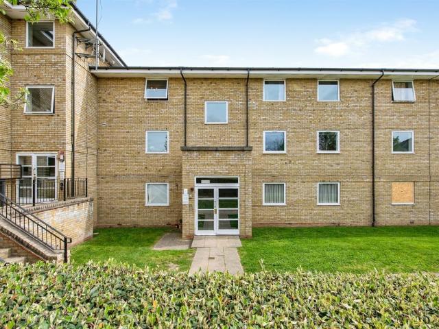 Flat for sale in Badgers Dene, Grays