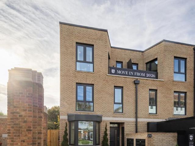 Flat for sale in Whitton, Greater London