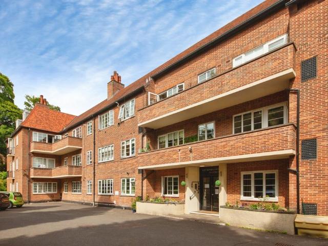 Flat for sale in Stumperlowe, Fulwood