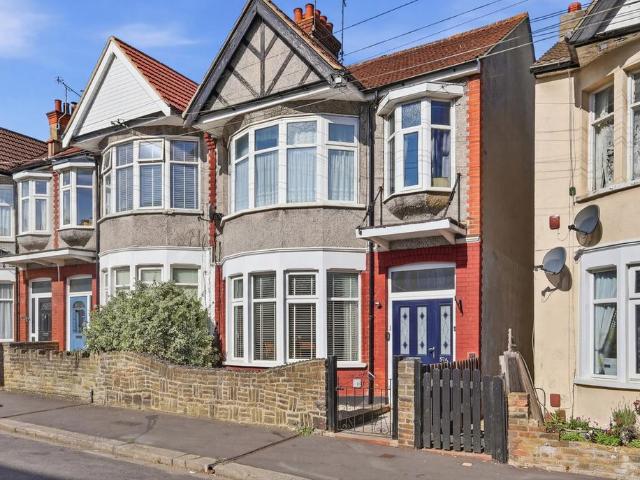 Flat for sale in Alton Barnes, Essex