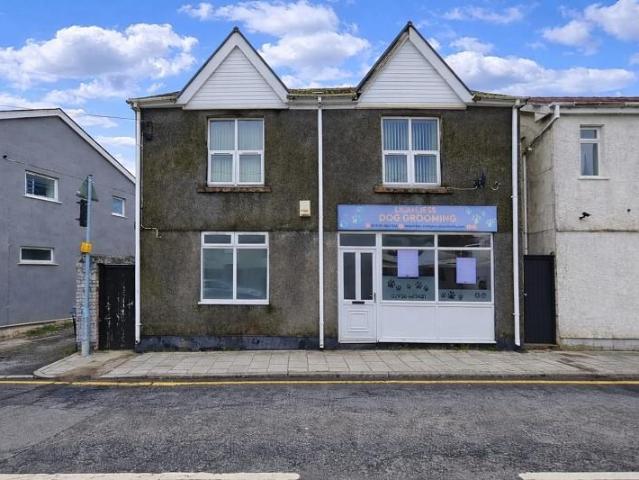 Flat for sale in Resolven, Wales