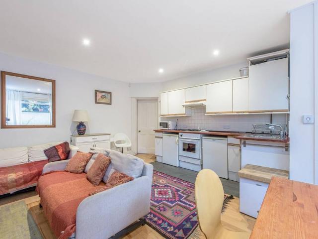 Flat for sale in West Hampstead, Greater London