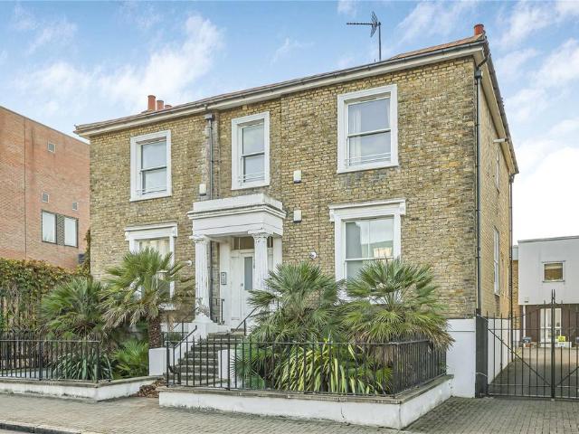 Flat for sale in Balham, Greater London