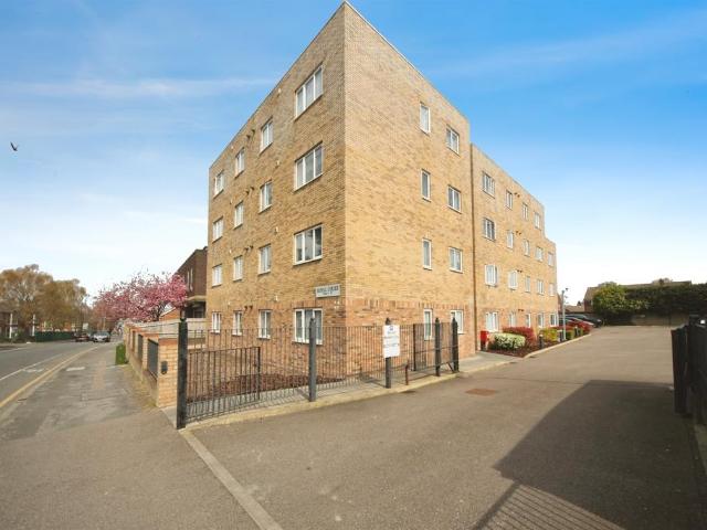 Flat for sale in Spring Park, Luton