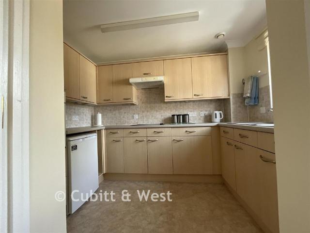 Flat for sale in Uckfield, Cross In Hand