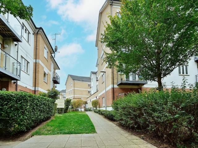 Flat for sale in North Watford, Hertfordshire