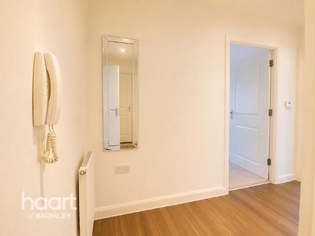 Flat for sale in Bromley Common, Greater London