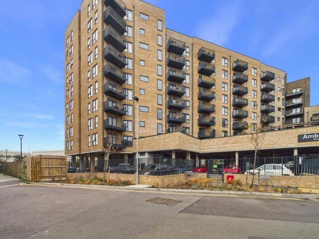 Flat for sale in Easthampstead, Bracknell