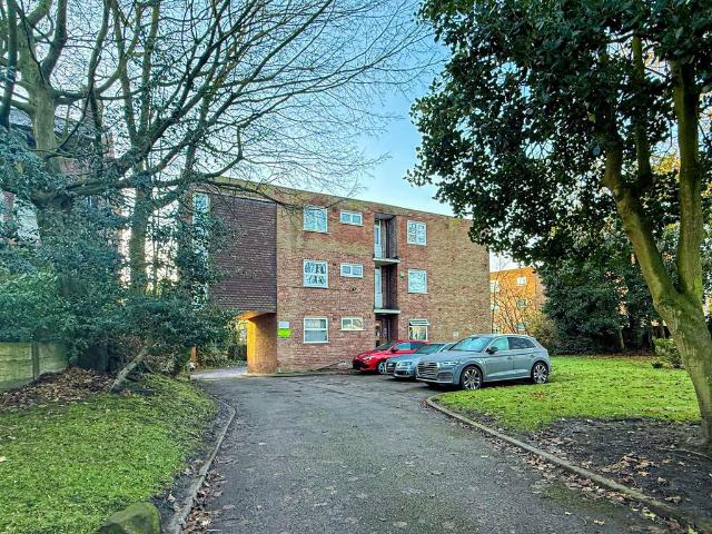 Flat for sale in Oak Hill Park, Calderstones