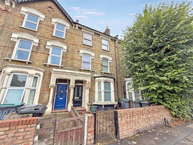 Flat for sale in Stroud Green, Greater London