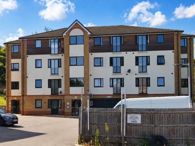 Flat for sale in Farley Hill, Luton