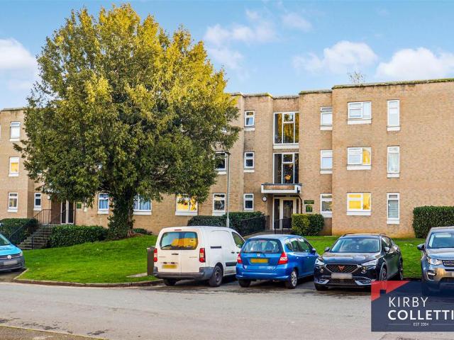 Flat for sale in Broxbourne, Hertfordshire