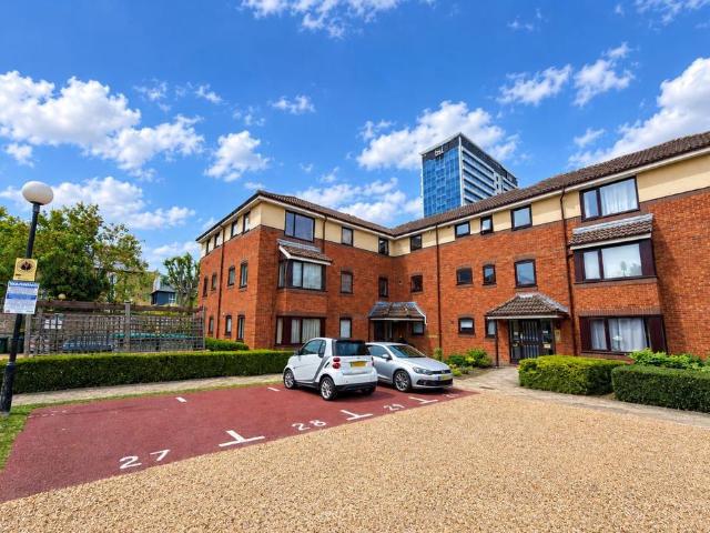 Flat for sale in Strand-on-the-Green, Greater London