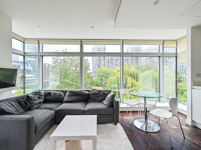 Flat for sale in Isle Of Dogs, Greater London