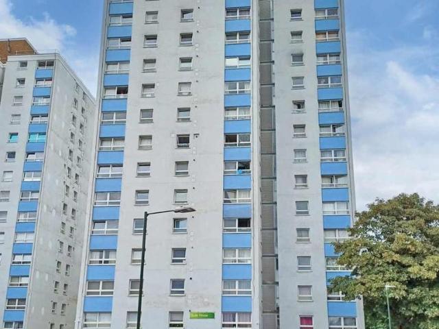Flat for sale in Whitton, Greater London