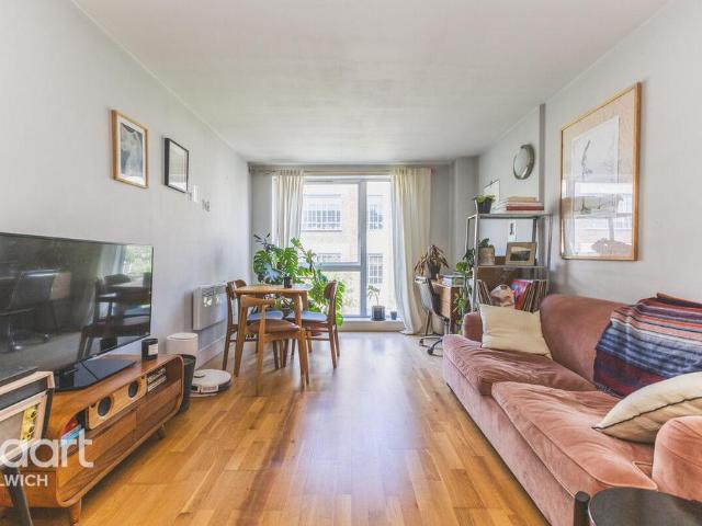 Flat for sale in Old Kent Road, Greater London