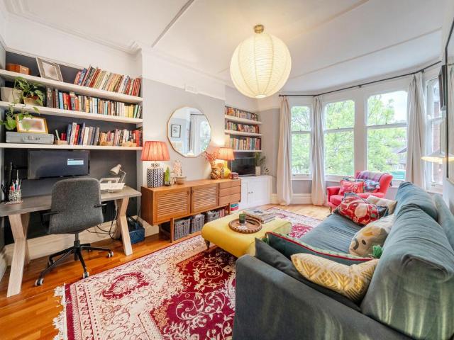 Flat for sale in Streatham, Greater London