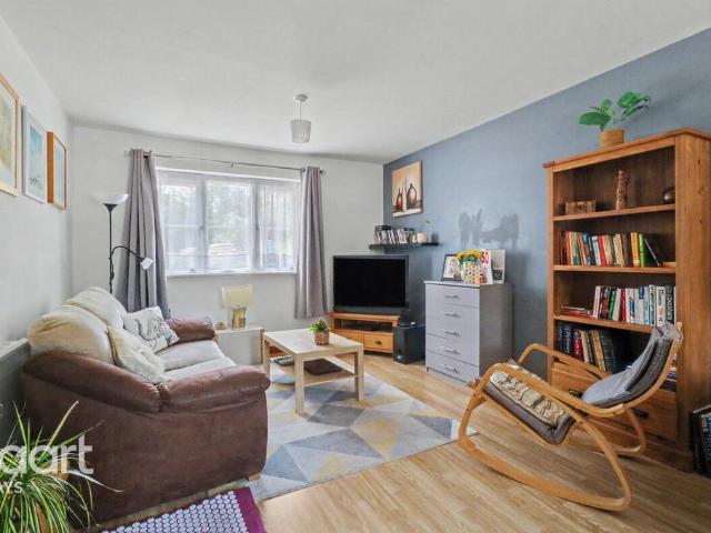 Flat for sale in Purfleet, Essex