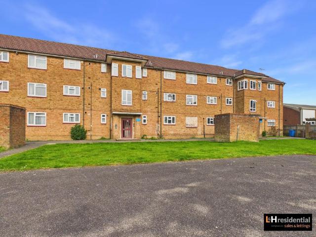 Flat for sale in Elstree and Borehamwood, Borehamwood