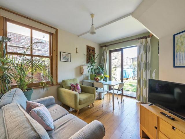 Flat for sale in Harlesden, Greater London