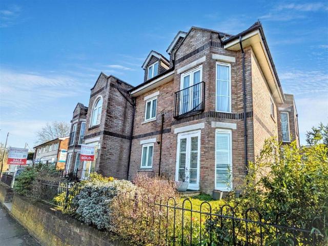 Flat for sale in Barnham and Eastergate, Clapham