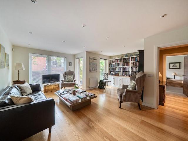Flat for sale in Crouch End, Greater London