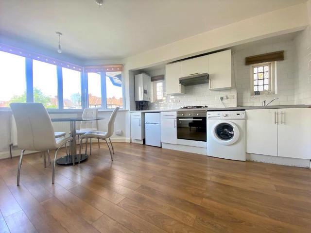 Flat for sale in Brent Cross, Greater London