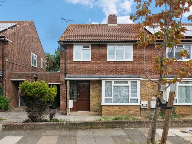 Flat for sale in London Borough of Ealing, Greater London