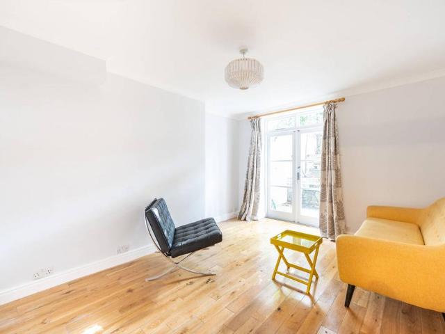 Flat for sale in Bayswater, Greater London