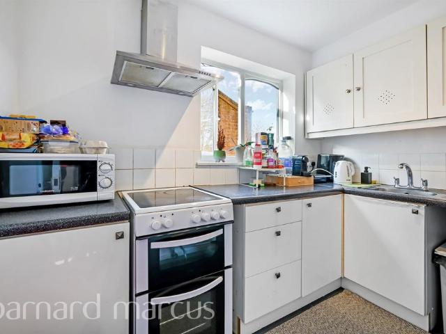 Flat for sale in Furzedown, Greater London