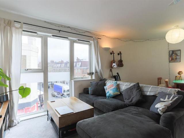 Flat for sale in Holloway, Greater London